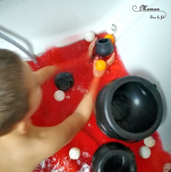 Activité enfants - bain sensoriel sur le thème d'Halloween - coloré en rouge pour le sang et rempli de yeux, d'araignées, de chaudrons, de louches, de citrouilles, de petites betes - imagination, jeux, motricite fine - mslf