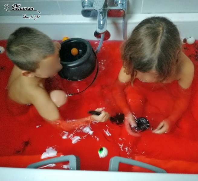 Activité enfants - bain sensoriel sur le thème d'Halloween - coloré en rouge pour le sang et rempli de yeux, d'araignées, de chaudrons, de louches, de citrouilles, de petites betes - imagination, jeux, motricite fine - mslf