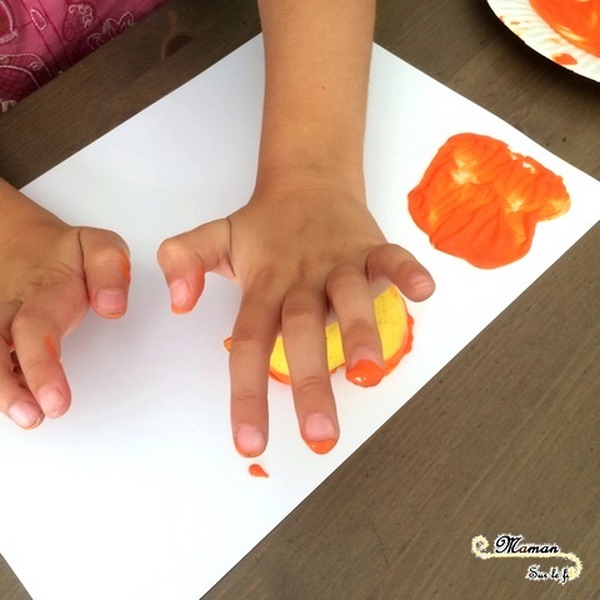 Créer des citrouilles Halloween avec des empreintes de pomme - Peinture et dessin - Activité créative enfants - Automne et Halloween - Récup et Nature - Décoration Halloween - Arts visuels - maternelle - mslf