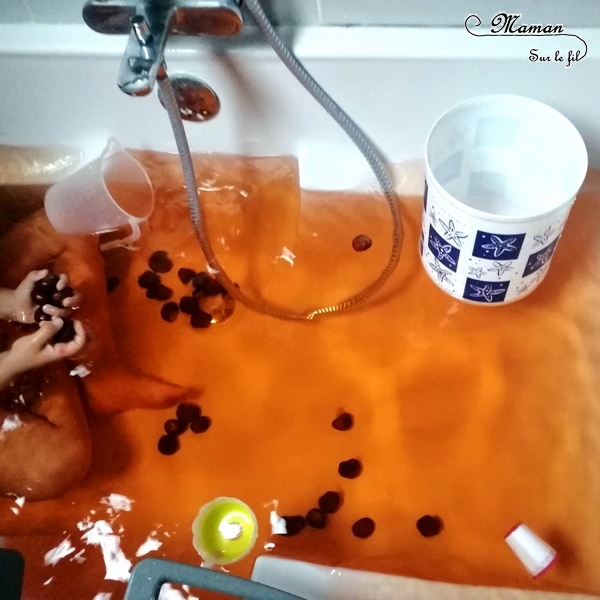 Activité enfants - bain sensoriel sur le thème de l'automne -coloré en orange et avec des marrons - imagination, jeux, motricite fine - mslf