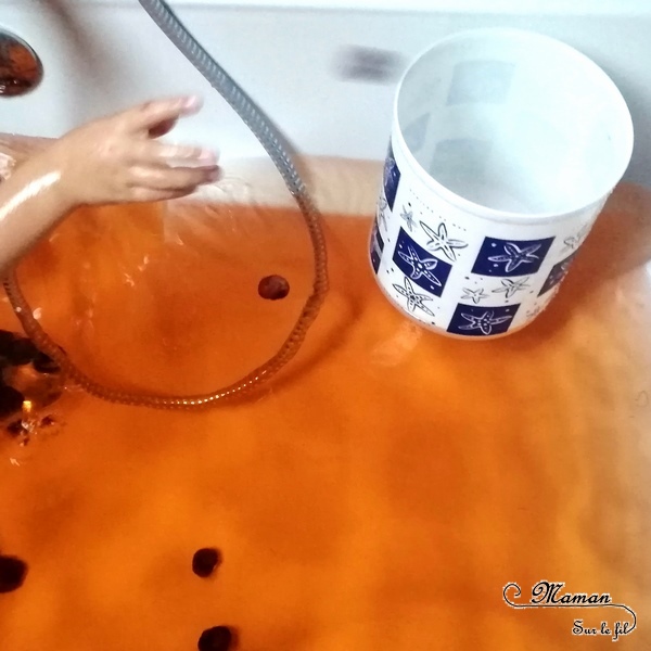 Activité enfants - bain sensoriel sur le thème de l'automne -coloré en orange et avec des marrons - imagination, jeux, motricite fine - mslf