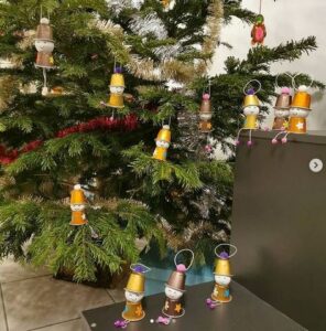 Récap idées activités enfants thème Noël - Jouons les lutins du père noël - cuisine, préparatifs, décorations, suspensions sapins, arts visuels, sapins, récup - RV Sur le fil - mslf