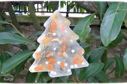 Fabriquer une suspension glacée pour le jardin - sapin glacé décoré - pompons perles paillettes clementines - Glace et glaçons pour créer une patinoire et un toboggan glacé - eau et paillettes - Noël et hiver - Glace et Froid polaire - Activité sensorielle enfants - mslf