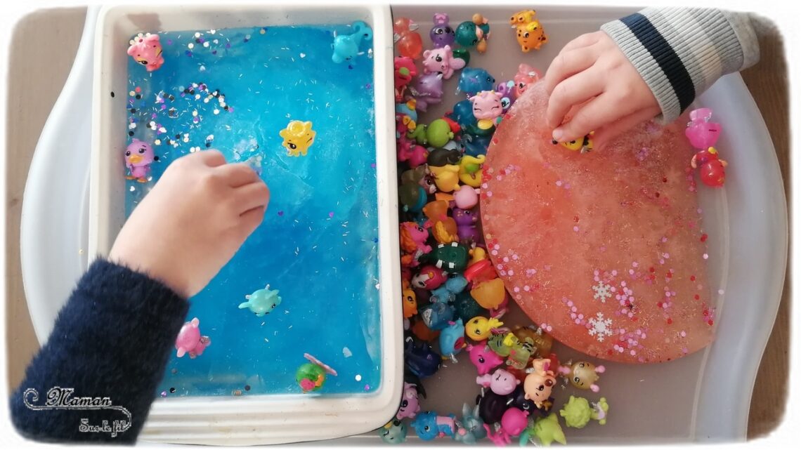 Invitation à jouer : Bac sensoriel Hiver Hatchimals - Glace et glaçons pour créer une patinoire et un toboggan glacé - eau et paillettes - Froid polaire - Activité enfants - mslf