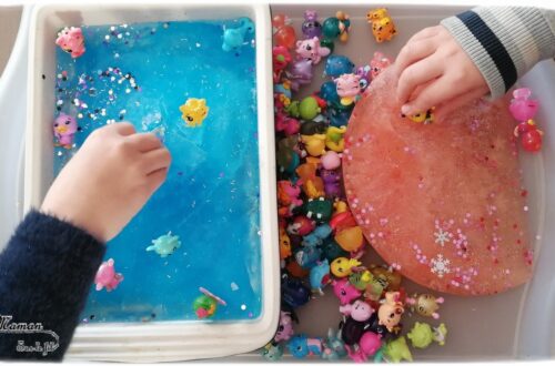 Invitation à jouer : Bac sensoriel Hiver Hatchimals - Glace et glaçons pour créer une patinoire et un toboggan glacé - eau et paillettes - Froid polaire - Activité enfants - mslf