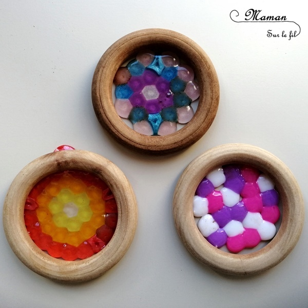 Activité créative enfants - Ojos de dios - Tissage mexicain revisité avec des perles fondues au four - perles de rocaille en plastique et perles hama à repasser - dans des anneaux en bois de rideaux - Mandalas ou libre - Amérique du Nord et Mexique - Découverte d'un pays - Espace et géographie - bricolage - arts visuels Cycle 1, 2 et 3 - Eté - mslf