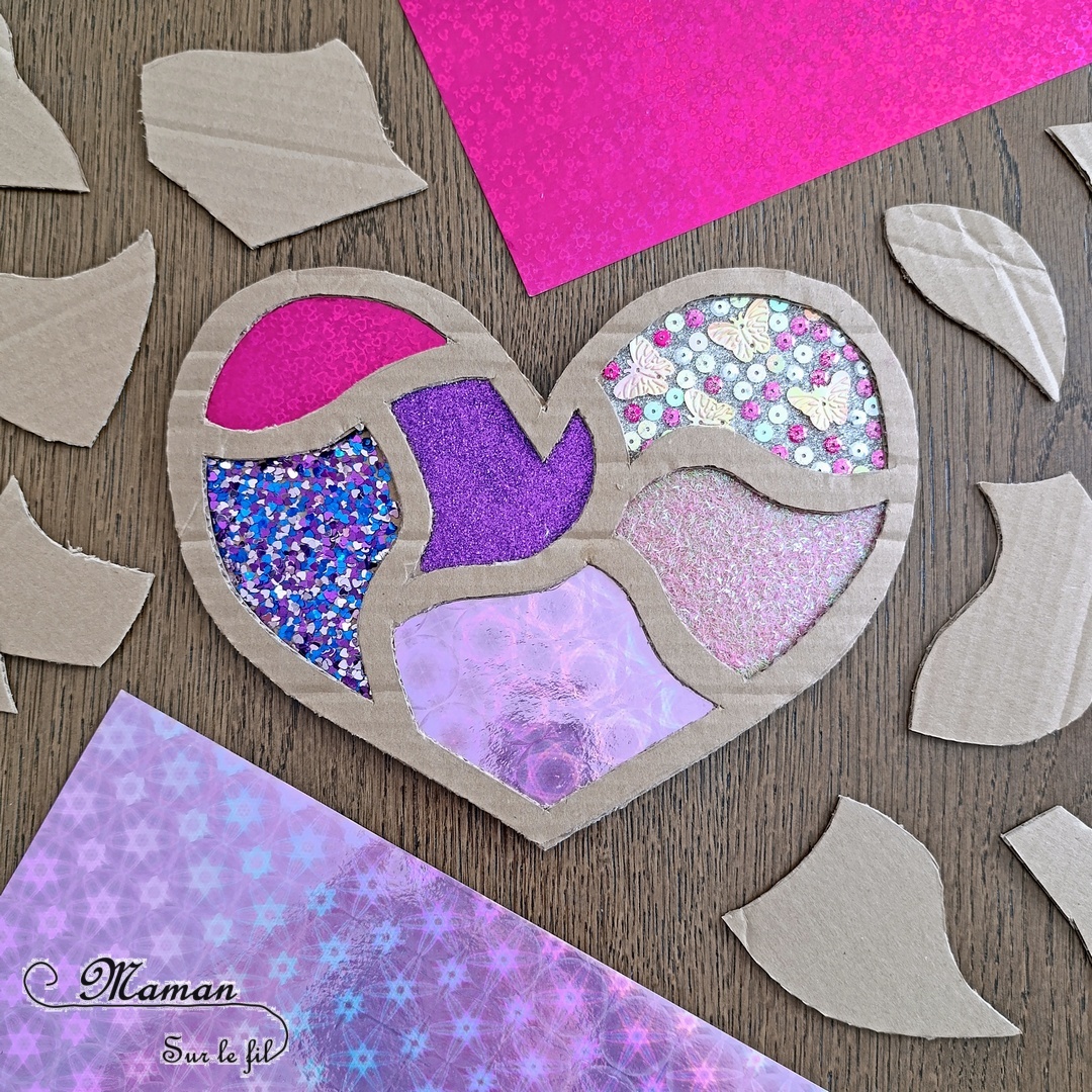 Fabriquer un coeur brillant tout en paillettes et carton : activité créative, recyclage et manuelle enfants - Récup', recyclage, surcyclage de carton -Découpage, collage - Paillettes, sequins, papiers brillants et holographiques - Cadeau DIY, fait maison à offrir pour la fête des mères, pères, grands-mères, grands-pères, parents - Amour, amitié, Saint Valentin - Bricolage et décoration sympa et facile - Arts visuels maternelle et élémentaire - Cycles 1 et 2 - Créativité - tutoriel photos - mslf