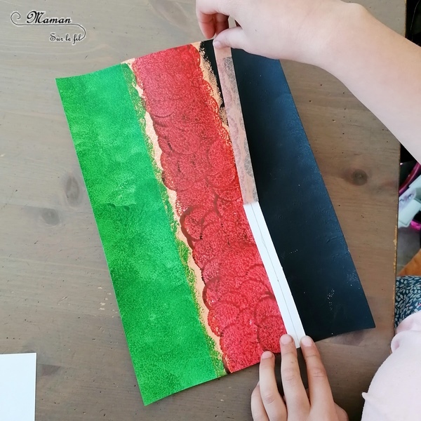 Activité créative enfants - Reproduire le drapeau kenyan en peinture au masking-tape et tampon rond, avec feuille de la nature pour le bouclier et dessin - Land Art - Technique ludique - Créativité - Afrique et Kenya - Découverte d'un pays - Espace et géographie - arts visuels et atelier maternelle et Cycle 1 et 2 - Eté - mslf