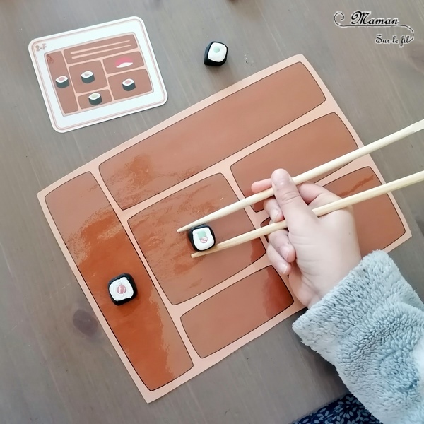 Le plateau de sushis - Activité créative et jeu DIY pour enfants - Replace les sushis avec les baguettes et selon la carte modèle - Repérage dans l'espace, motricité fine, reproduction de modèle - Thème japon, asie, sushis, makis, baguettes, gastronomie japonaise - Pâte fimo pour manipuler ou jeu à télécharger et imprimer - Imagination- Découverte de l'Asie et du Japon - Découverte d'un pays - Espace et géographie - Résolution d'un problème - Atelier maternelle et Cycle 1 et 2 - mslf