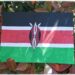 Activité créative enfants - Reproduire le drapeau kenyan en peinture au masking-tape et tampon rond, avec feuille de la nature pour le bouclier et dessin - Land Art - Technique ludique - Créativité - Afrique et Kenya - Découverte d'un pays - Espace et géographie - arts visuels et atelier maternelle et Cycle 1 et 2 - Eté - mslf