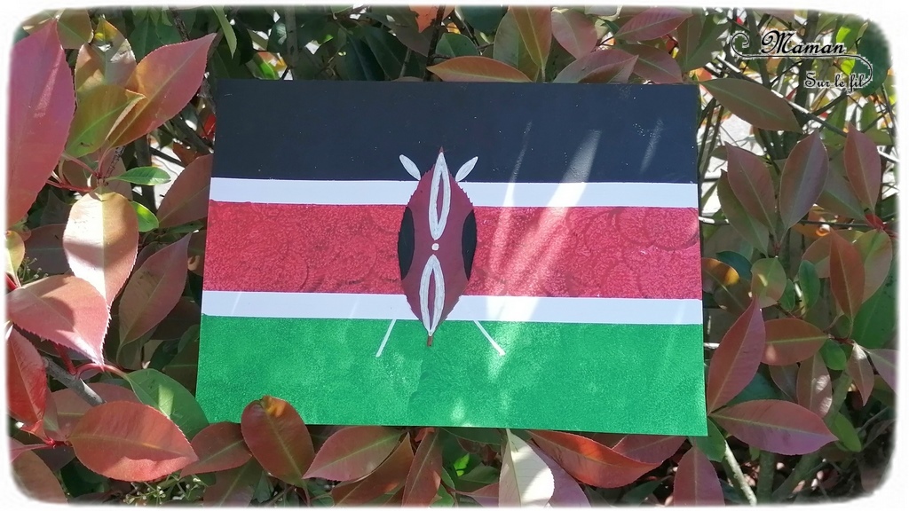Activité créative enfants - Reproduire le drapeau kenyan en peinture au masking-tape et tampon rond, avec feuille de la nature pour le bouclier et dessin - Land Art - Technique ludique - Créativité - Afrique et Kenya - Découverte d'un pays - Espace et géographie - arts visuels et atelier maternelle et Cycle 1 et 2 - Eté - mslf
