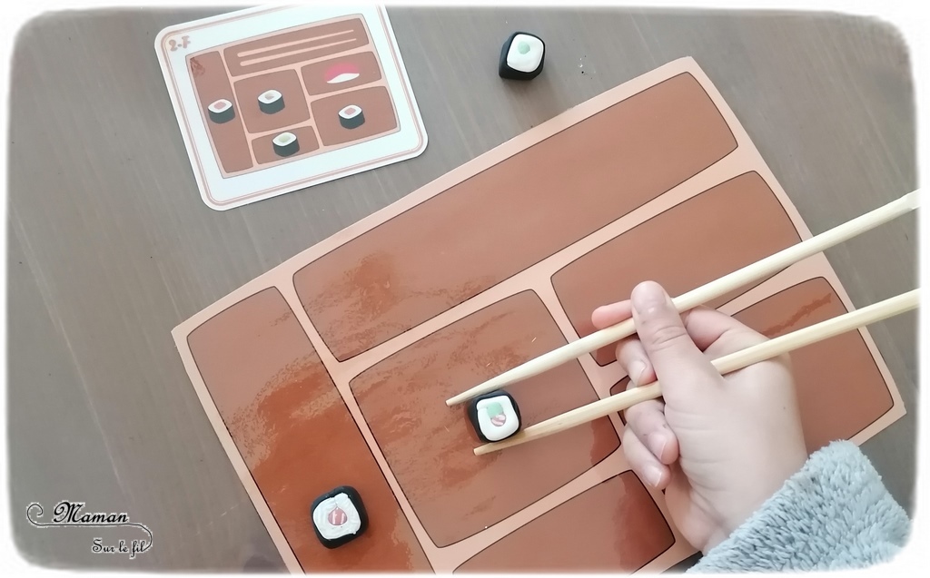 Le plateau de sushis - Activité créative et jeu DIY pour enfants - Replace les sushis avec les baguettes et selon la carte modèle - Repérage dans l'espace, motricité fine, reproduction de modèle - Thème japon, asie, sushis, makis, baguettes, gastronomie japonaise - Pâte fimo pour manipuler ou jeu à télécharger et imprimer - Imagination- Découverte de l'Asie et du Japon - Découverte d'un pays - Espace et géographie - Résolution d'un problème - Atelier maternelle et Cycle 1 et 2 - mslf