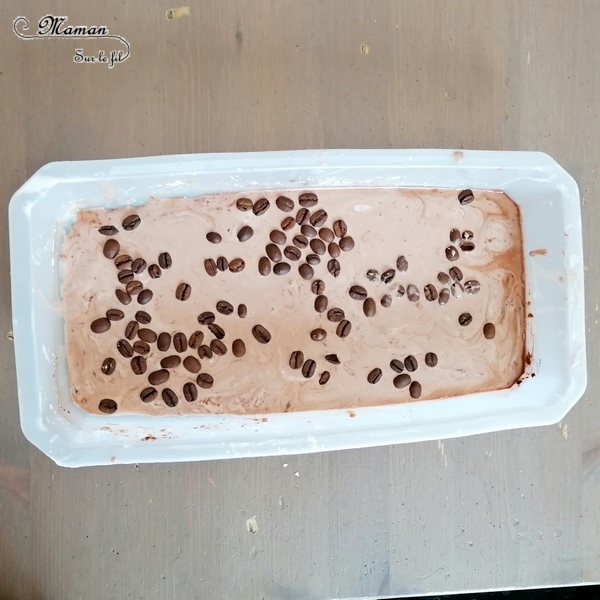 Activité sensorielle enfants - pâte à patouille olfactive aux couleurs du Kenya - Odorat, toucher et vue - eau maïzena chocolat en poudre et grains de café - expérience sensorielle - fluide non newtonien - liquide solide - Bac sensoriel pour Découverte pays - Afrique et Kenya - Tour du monde et géographie - Sciences - mslf