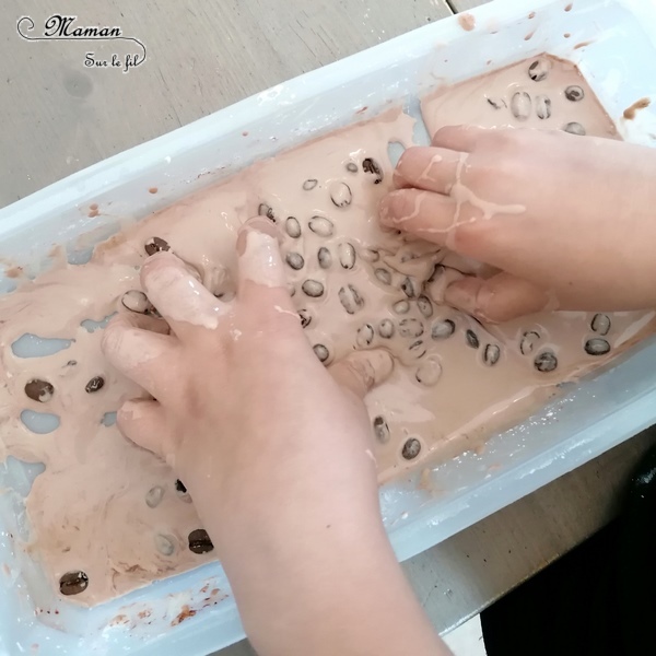 Activité sensorielle enfants - pâte à patouille olfactive aux couleurs du Kenya - Odorat, toucher et vue - eau maïzena chocolat en poudre et grains de café - expérience sensorielle - fluide non newtonien - liquide solide - Bac sensoriel pour Découverte pays - Afrique et Kenya - Tour du monde et géographie - Sciences - mslf