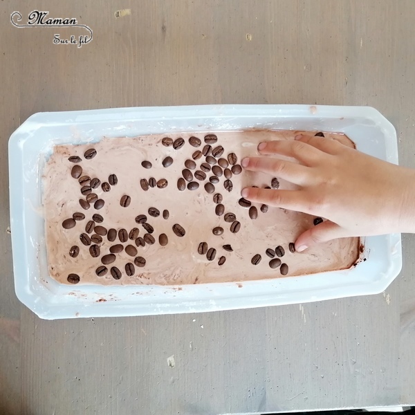 Activité sensorielle enfants - pâte à patouille olfactive aux couleurs du Kenya - Odorat, toucher et vue - eau maïzena chocolat en poudre et grains de café - expérience sensorielle - fluide non newtonien - liquide solide - Bac sensoriel pour Découverte pays - Afrique et Kenya - Tour du monde et géographie - Sciences - mslf