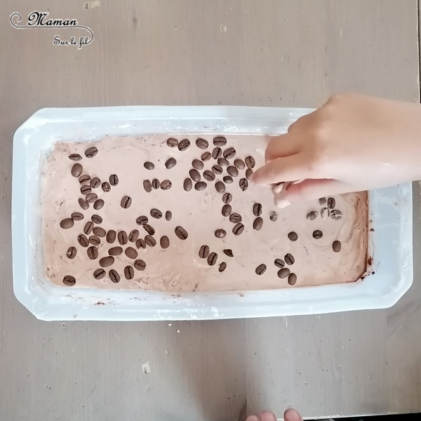 Activité sensorielle enfants - pâte à patouille olfactive aux couleurs du Kenya - Odorat, toucher et vue - eau maïzena chocolat en poudre et grains de café - expérience sensorielle - fluide non newtonien - liquide solide - Bac sensoriel pour Découverte pays - Afrique et Kenya - Tour du monde et géographie - Sciences - mslf