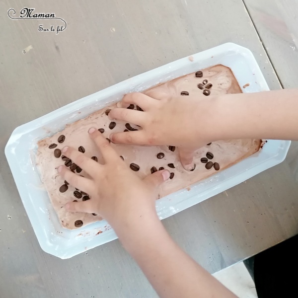 Activité sensorielle enfants - pâte à patouille olfactive aux couleurs du Kenya - Odorat, toucher et vue - eau maïzena chocolat en poudre et grains de café - expérience sensorielle - fluide non newtonien - liquide solide - Bac sensoriel pour Découverte pays - Afrique et Kenya - Tour du monde et géographie - Sciences - mslf