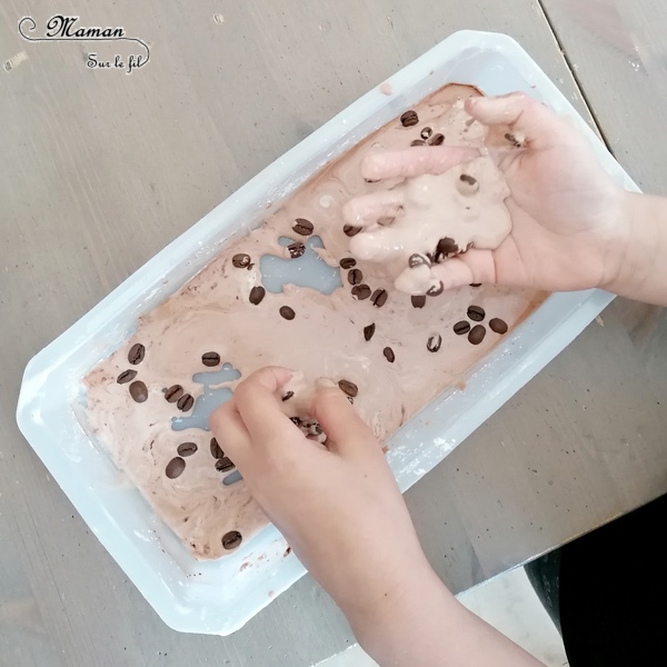 Activité sensorielle enfants - pâte à patouille olfactive aux couleurs du Kenya - Odorat, toucher et vue - eau maïzena chocolat en poudre et grains de café - expérience sensorielle - fluide non newtonien - liquide solide - Bac sensoriel pour Découverte pays - Afrique et Kenya - Tour du monde et géographie - Sciences - mslf