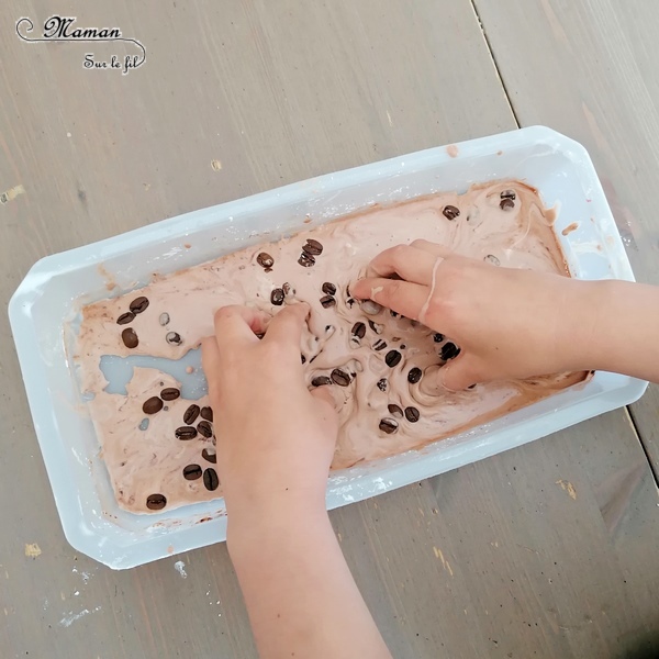 Activité sensorielle enfants - pâte à patouille olfactive aux couleurs du Kenya - Odorat, toucher et vue - eau maïzena chocolat en poudre et grains de café - expérience sensorielle - fluide non newtonien - liquide solide - Bac sensoriel pour Découverte pays - Afrique et Kenya - Tour du monde et géographie - Sciences - mslf