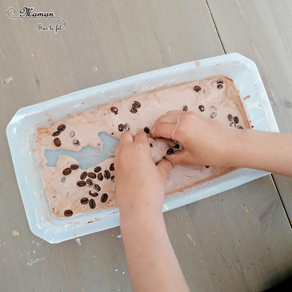 Activité sensorielle enfants - pâte à patouille olfactive aux couleurs du Kenya - Odorat, toucher et vue - eau maïzena chocolat en poudre et grains de café - expérience sensorielle - fluide non newtonien - liquide solide - Bac sensoriel pour Découverte pays - Afrique et Kenya - Tour du monde et géographie - Sciences - mslf