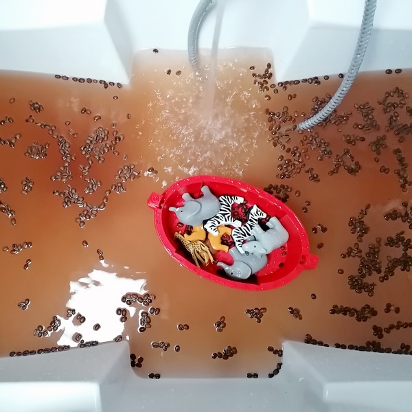 Activité enfants - bain sensoriel et olfactif sur le thème de l'Afrique et du Kenya - Olfactif avec du chocolat en poudre et grains de café - Jeu, imagination, invitation à jouer avec animaux de la savane Playmobil et bateau - Mousse à la vanille - motricité fine avec passoire et épuisette - Découverte d'un pays - Géographie - mslf