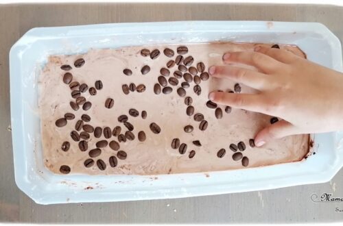 Activité sensorielle enfants - pâte à patouille olfactive aux couleurs du Kenya - Odorat, toucher et vue - eau maïzena chocolat en poudre et grains de café - expérience sensorielle - fluide non newtonien - liquide solide - Bac sensoriel pour Découverte pays - Afrique et Kenya - Tour du monde et géographie - Sciences - mslf