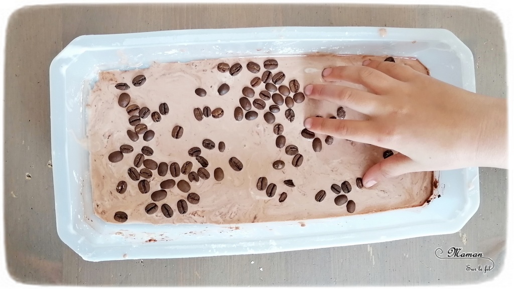 Activité sensorielle enfants - pâte à patouille olfactive aux couleurs du Kenya - Odorat, toucher et vue - eau maïzena chocolat en poudre et grains de café - expérience sensorielle - fluide non newtonien - liquide solide - Bac sensoriel pour Découverte pays - Afrique et Kenya - Tour du monde et géographie - Sciences - mslf