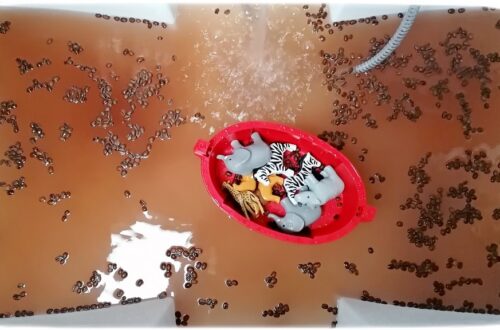 Activité enfants - bain sensoriel sur le thème de l'Afrique et du Kenya - Olfactif avec du chocolat en poudre et grains de café - Jeu, imagination, invitation à jouer avec animaux de la savane Playmobil et bateau - Mousse à la vanille - motricité fine avec passoire et épuisette - Découverte d'un pays - Géographie - mslf