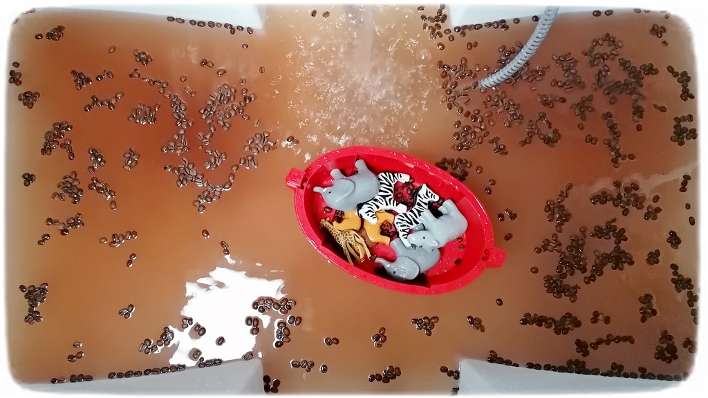 Activité enfants - bain sensoriel sur le thème de l'Afrique et du Kenya - Olfactif avec du chocolat en poudre et grains de café - Jeu, imagination, invitation à jouer avec animaux de la savane Playmobil et bateau - Mousse à la vanille - motricité fine avec passoire et épuisette - Découverte d'un pays - Géographie - mslf