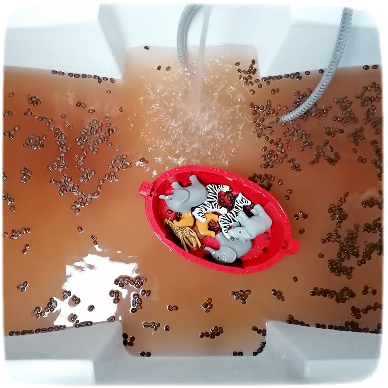 Activité enfants - bain sensoriel sur le thème de l'Afrique et du Kenya - Olfactif avec du chocolat en poudre et grains de café - Jeu, imagination, invitation à jouer avec animaux de la savane Playmobil et bateau - Mousse à la vanille - motricité fine avec passoire et épuisette - Découverte d'un pays - Géographie - mslf