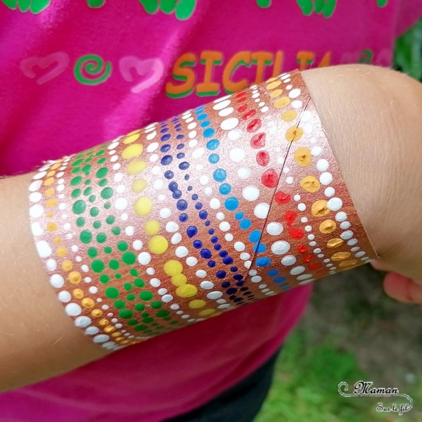 Fabriquer des bijoux Massaï en carton et récup' - Découverte Afrique, Kenya et tribu Massaï - Collier et bracelets en peinture en pointillisme - Technique Dots - Activité créative et manuelle enfants - DIY Fait Maison - Arts Visuels Maternelle et Cycle 2 - Récup, carton, rouleaux de papier toilettes et assiette en carto - Recyclage - Surcyclage - Découverte d'un pays autour du monde - Bricolage Eté - Tutoriel - mslf