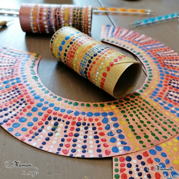 Fabriquer des bijoux Massaï en carton et récup' - Découverte Afrique, Kenya et tribu Massaï - Collier et bracelets en peinture en pointillisme - Technique Dots - Activité créative et manuelle enfants - DIY Fait Maison - Arts Visuels Maternelle et Cycle 2 - Récup, carton, rouleaux de papier toilettes et assiette en carto - Recyclage - Surcyclage - Découverte d'un pays autour du monde - Bricolage Eté - Tutoriel - mslf