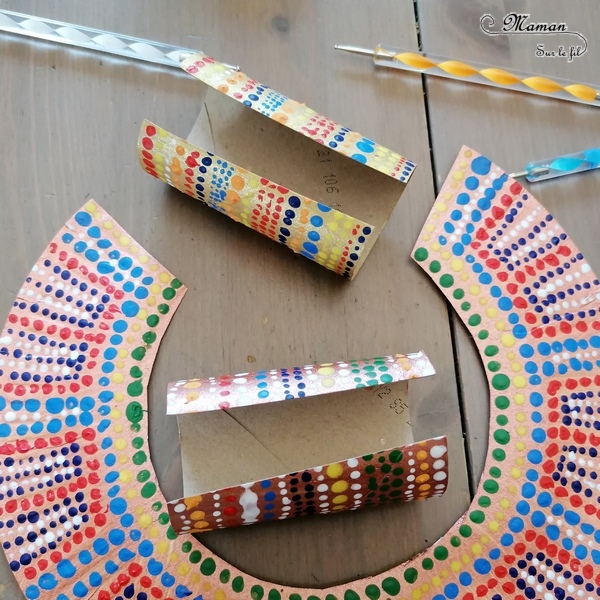 Fabriquer des bijoux Massaï en carton et récup' - Découverte Afrique, Kenya et tribu Massaï - Collier et bracelets en peinture en pointillisme - Technique Dots - Activité créative et manuelle enfants - DIY Fait Maison - Arts Visuels Maternelle et Cycle 2 - Récup, carton, rouleaux de papier toilettes et assiette en carto - Recyclage - Surcyclage - Découverte d'un pays autour du monde - Bricolage Eté - Tutoriel - mslf