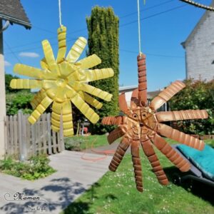 Fabriquer un soleil et un lion en bouteilles en plastique recyclées - Attrape Lumière, décorations et suspensions pour le jardin - Recyclage, Récup', Découpage, Peinture - été et météo - Bricolage Tête et crinière de lion - Recyclage - Surcyclage - Afrique et Kenya - Animaux de la savane - Découverte d'un pays autour du monde - activité créative et manuelle enfants - Bricolage Eté - Tutoriel - Arts visuels maternelle et élémentaire - Cycles 1 et 2 - mslf