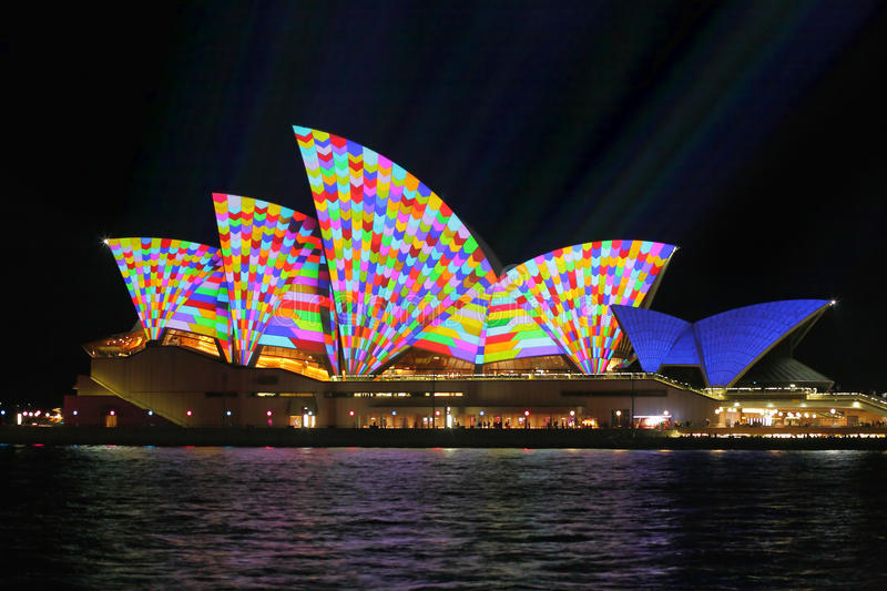 Activité créative et manuelle enfants - Opéra de Sydney en mosaïque de papiers collés - Monument australien - Découpage et collage de récup' de chutes de papier - Jeu de contraste entre noir et couleurs - Créativité - Océanie et Australie - Découverte d'un pays - Espace et géographie - arts visuels et atelier maternelle , Cycle 1, 2 et 3 - Eté - modèle à télécharger et imprimer - gratuit - mslf