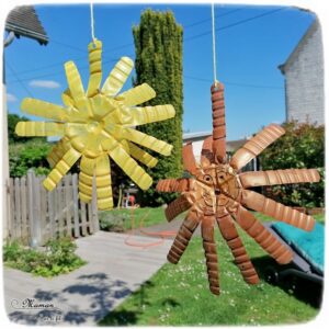 Fabriquer un soleil et un lion en bouteilles en plastique recyclées - Attrape Lumière, décorations et suspensions pour le jardin - Recyclage, Récup', Découpage, Peinture - été et météo - Bricolage Tête et crinière de lion - Recyclage - Surcyclage - Afrique et Kenya - Animaux de la savane - Découverte d'un pays autour du monde - activité créative et manuelle enfants - Bricolage Eté - Tutoriel - Arts visuels maternelle et élémentaire - Cycles 1 et 2 - mslf