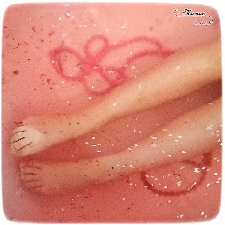 Activité enfants - bain sensoriel sur le thème de l'amour, de la saint-Valentin - bain coloré en rose, paillettes et collier rouge - Toucher et sensoriel - Jeu, imagination, invitation à jouer - mslf