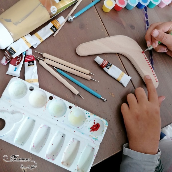 Activité créative et manuelle enfants - Décorer un boomerang en bois - Peinture façon aborigène - Peindre en pointillisme avec des couleurs chaudes - Kit Dots - Points et cercles - Créativité - Océanie et Australie - Découverte d'un pays - Espace et géographie - arts visuels et atelier maternelle , Cycle 1, 2 et 3 - Eté - mslf