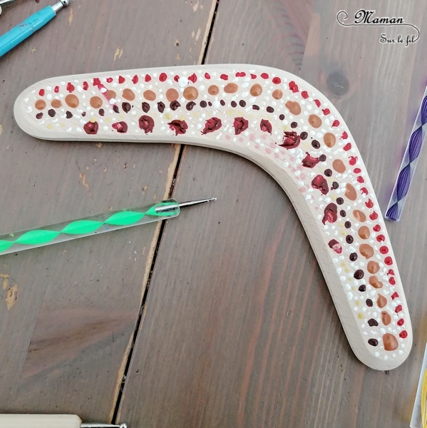 Activité créative et manuelle enfants - Décorer un boomerang en bois - Peinture façon aborigène - Peindre en pointillisme avec des couleurs chaudes - Kit Dots - Points et cercles - Créativité - Océanie et Australie - Découverte d'un pays - Espace et géographie - arts visuels et atelier maternelle , Cycle 1, 2 et 3 - Eté - mslf