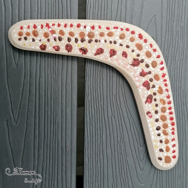 Activité créative et manuelle enfants - Décorer un boomerang en bois - Peinture façon aborigène - Peindre en pointillisme avec des couleurs chaudes - Kit Dots - Points et cercles - Créativité - Océanie et Australie - Découverte d'un pays - Espace et géographie - arts visuels et atelier maternelle , Cycle 1, 2 et 3 - Eté - mslf