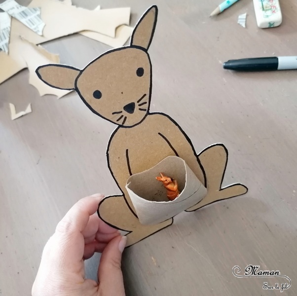 Activité créative et manuelle enfants - Bilboquet DIY Kangourou - Bébé et Poche en carton de récup' - colis et rouleau de papier toilette ou PQ - Jeu fait maison sur l'Australie - Dessin - Animaux australiens, de la steppe et de la savane - Créativité - Océanie et Australie - Découverte d'un pays - Espace et géographie - arts visuels et atelier maternelle , Cycle 1, 2 et 3 - Eté - mslf