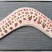 Activité créative et manuelle enfants - Décorer un boomerang en bois - Peinture façon aborigène - Peindre en pointillisme avec des couleurs chaudes - Kit Dots - Points et cercles - Créativité - Océanie et Australie - Découverte d'un pays - Espace et géographie - arts visuels et atelier maternelle , Cycle 1, 2 et 3 - Eté - mslf