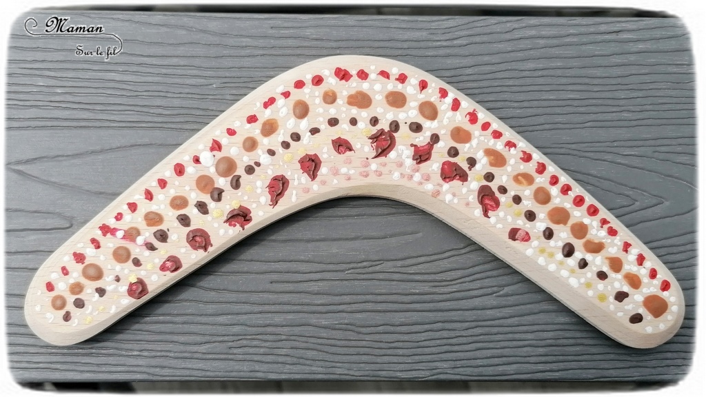 Activité créative et manuelle enfants - Décorer un boomerang en bois - Peinture façon aborigène - Peindre en pointillisme avec des couleurs chaudes - Kit Dots - Points et cercles - Créativité - Océanie et Australie - Découverte d'un pays - Espace et géographie - arts visuels et atelier maternelle , Cycle 1, 2 et 3 - Eté - mslf