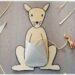 Activité créative et manuelle enfants - Bilboquet DIY Kangourou - Bébé et Poche en carton de récup' - colis et rouleau de papier toilette ou PQ - Jeu fait maison sur l'Australie - Dessin - Animaux australiens, de la steppe et de la savane - Créativité - Océanie et Australie - Découverte d'un pays - Espace et géographie - arts visuels et atelier maternelle , Cycle 1, 2 et 3 - Eté - mslf