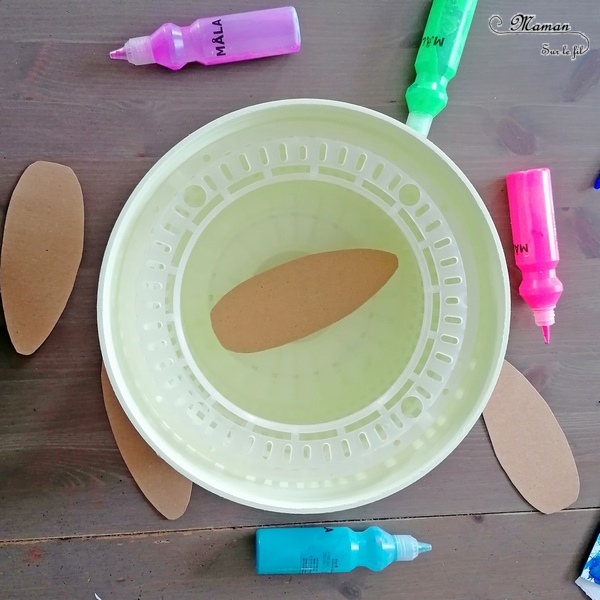 Activité créative et manuelle enfants - Fond de mer à l'encre au marteau - Surfs en carton et peints à essoreuse à salade - Sable, plage et mer - Thème été - Océan - Peinture - Créativité - Océanie et Australie - Découverte d'un pays - Espace et géographie - arts visuels et atelier maternelle, Cycle 1, 2 et 3 - Eté - mslf