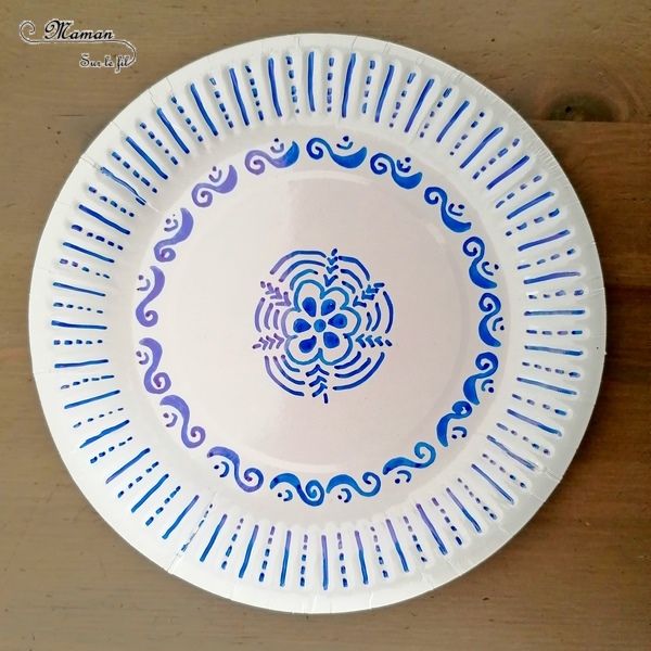 Activité créative et manuelle enfants - Assiettes en carton décorées à la manière des faïences de Delft - Décorer en récup' - Bleu de Delft néerlandais - Hollande, Pays-Bas - Dessin et mandalas - Créativité - Europe - Pays-Bas, Hollande, Néerlandais -Découverte d'un pays - Espace et géographie - arts visuels et atelier Cycle 1, 2 ou 3 - Maternelle et élémentaire - mslf