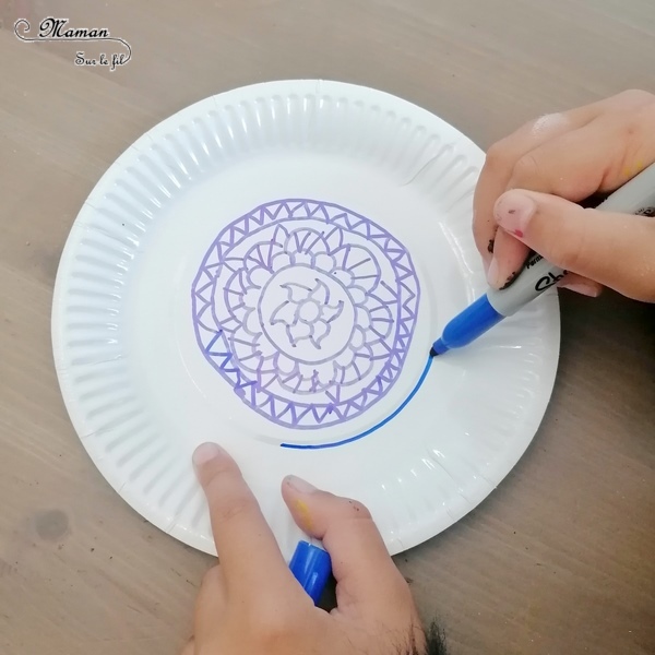 Activité créative et manuelle enfants - Assiettes en carton décorées à la manière des faïences de Delft - Décorer en récup' - Bleu de Delft néerlandais - Hollande, Pays-Bas - Dessin et mandalas - Créativité - Europe - Pays-Bas, Hollande, Néerlandais -Découverte d'un pays - Espace et géographie - arts visuels et atelier Cycle 1, 2 ou 3 - Maternelle et élémentaire - mslf