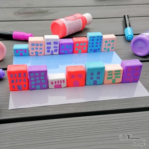 Activité créative et manuelle enfants - Maisons hollandaises en bord de canal en récup' - Reflet dans l'eau - Mini-bouteilles en plastiques et peinture - Bricolage DIY en 3D - Maquette fait maison - recyclage - Créativité - Europe - Pays-Bas, Hollande, Néerlandais - Amsterdam - Découverte d'un pays - Espace et géographie - arts visuels et atelier Cycle 1 ou 2 - Maternelle - mslf