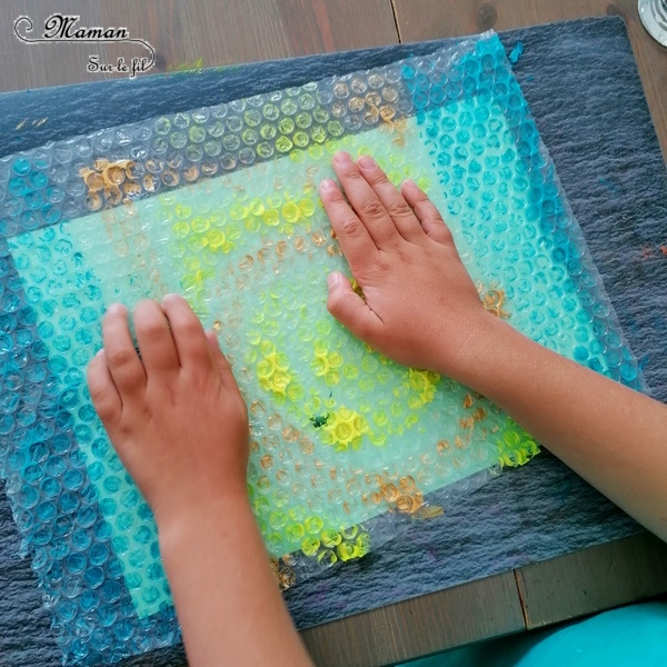 Activité créative et manuelle enfants - Moulin hollandais en carton avec du papier et un rouleau de papier toilette - PQ - Récup et recyclage - Champ de tulipes, de fleurs avec peinture et papier bulle - Parfait pour le printemps - technique rigolote et sensorielle - Paysage en 3D - Bricolage - Créativité - Europe - Pays-Bas, Hollande, Néerlandais - Découverte d'un pays - Espace et géographie - arts visuels et atelier Cycle 1 ou 2 - Maternelle - mslf