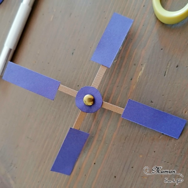 Activité créative et manuelle enfants - Moulin hollandais en carton avec du papier et un rouleau de papier toilette - PQ - Récup et recyclage - Champ de tulipes, de fleurs avec peinture et papier bulle - Parfait pour le printemps - technique rigolote et sensorielle - Paysage en 3D - Bricolage - Créativité - Europe - Pays-Bas, Hollande, Néerlandais - Découverte d'un pays - Espace et géographie - arts visuels et atelier Cycle 1 ou 2 - Maternelle - mslf